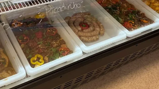 Linguiça caseira e picadinho temperado no Costa's Meat Market