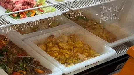 Alitas de pollo sazonadas listas para la parrilla en Costa's Meat Market